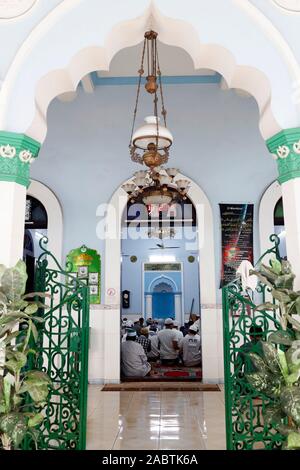 Cholon Jamial Moschee. Muslimische am Freitag das Gebet (Salat). Stockfoto