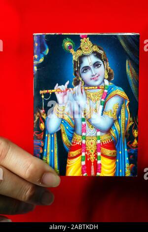 Krishna. Close-up. Hinduistischen Gottes Bild in der Hand. Stockfoto