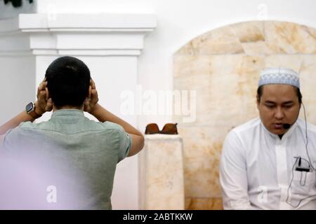 Der freitag Gebet (jummah). Muezzin zum Gebet. Masjid Al Noor Moschee. Hanoi. Vietnam. Stockfoto