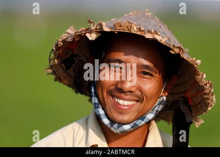 Landwirt trägt eine alte traditionelle palm leaf konische Hut. Porträt. Hoi An. Vietnam. Stockfoto