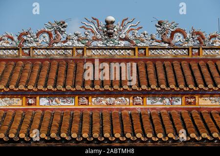 Farbton Royal Antiquitäten Museum. Dach Detail mit Drachen. Keramische Fliesen. Farbton. Vietnam. Stockfoto