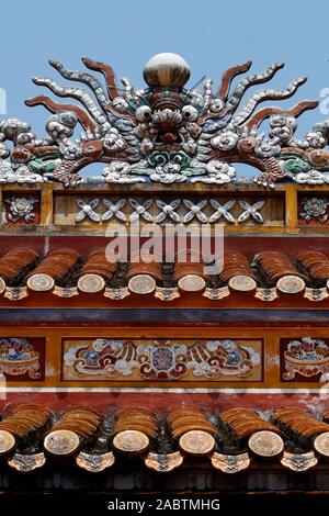 Farbton Royal Antiquitäten Museum. Dach Detail mit Drachen. Keramische Fliesen. Farbton. Vietnam. Stockfoto