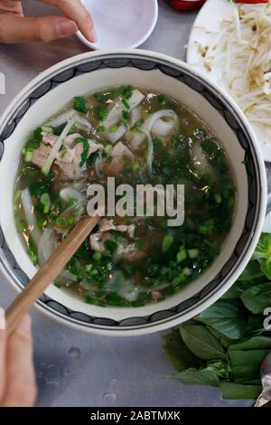 Schüssel vietnamesische Nudelsuppe Pho genannt. Ho Chi Minh City. Vietnam. Stockfoto