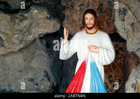 Jesus der Göttlichen Barmherzigkeit, ich vertraue auf Dich. Phu Cam Kathedrale. Farbton. Vietnam. Stockfoto