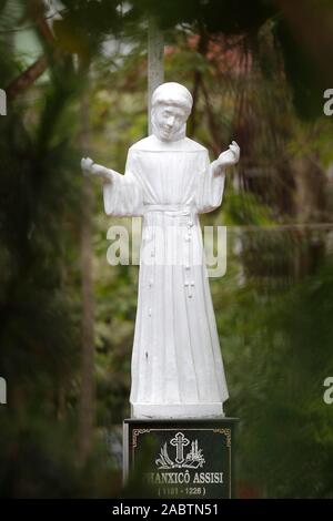 Statue. Hl. Franz von Assisi. Francis ist einer der am meisten verehrten religiöse Figuren in der Geschichte. Phu Cam Kathedrale. Farbton. Vietnam. Stockfoto