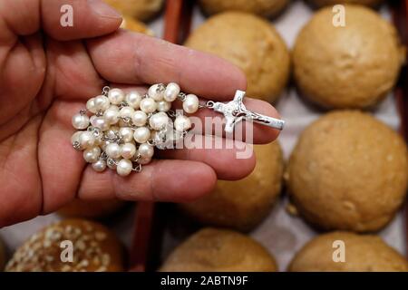 Rosenkranz und Brot während der Fastenzeit. Close-up auf der Hand. Stockfoto
