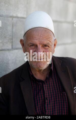 Kosovarischen Tragen eines traditionellen Hut in Pec, Kosovo. Stockfoto