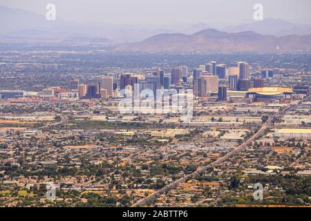 Phoenix, Arizona (USA), mit der Umgebung und der Innenstadt im Zentrum. Stockfoto