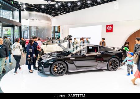 Nissan Flaggschiff Showroom auf der Ginza in Tokio. Anzeige eines High Performance schwarz Concept Car, im Showroom. Motorhaube, die Motorhaube öffnen. Stockfoto