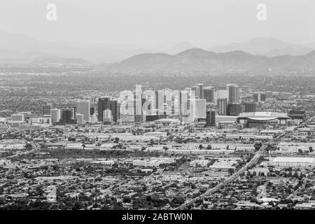 Phoenix, Arizona (USA), mit der Umgebung und der Innenstadt im Zentrum. Stockfoto