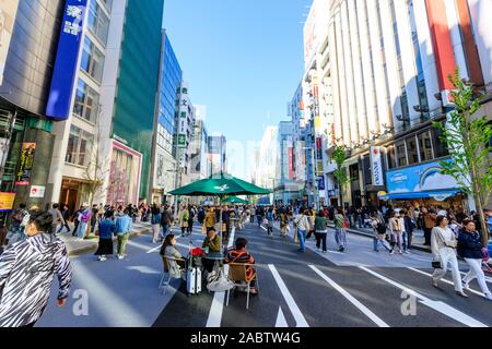 Luxushotels in der Nähe von Ginza, Tokyo's Shopping District. Die Leute an den Tischen auf Chuo-dori Straße sitzen an einem Wochenende, wenn es sich um eine Fußgängerzone. Tagsüber. Stockfoto