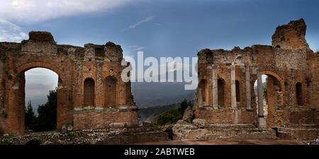 Italien, Sizilien, Taormina, dem Griechischen Theater (Teatro Greco, dritten Jahrhundert v. Chr.) Mit dem Ätna im Hintergrund Stockfoto