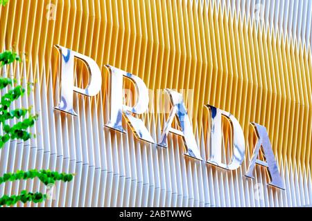 Tokio, die Prada Ginza Mega Store. Prada Name auf einen Rahmen von golden und poliertem Stahl schmale Platten über dem Eingang, entworfen von Roberto Baciocchi. Stockfoto