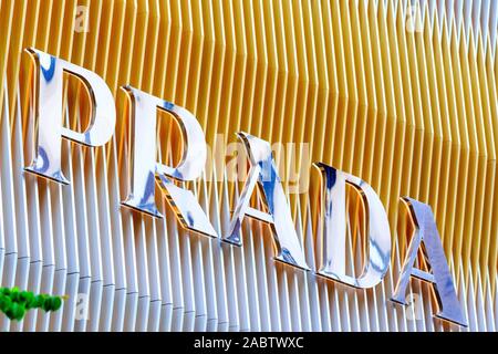 Tokio, die Prada Ginza Mega Store. Prada Name auf einen Rahmen von golden und poliertem Stahl schmale Platten über dem Eingang, entworfen von Roberto Baciocchi. Stockfoto