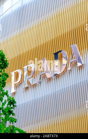 Tokio, die Prada Ginza Mega Store. Prada Name auf einen Rahmen von golden und poliertem Stahl schmale Platten über dem Eingang, entworfen von Roberto Baciocchi. Stockfoto