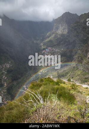 Regenbogen über Tal der Nonnen, Curral das Freiras auf der Insel Madeira, Portugal Stockfoto