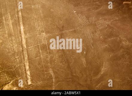Antenne Flugzeug Panoramablick nach Nazca geoglyph Linien aka Kolibri, ICA-Region, Peru Stockfoto
