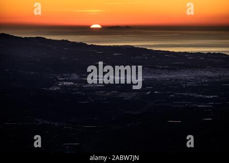 Sonnenaufgang über Velez-Malaga und das Mittelmeer gesehen vom Berg top Village von Comares, Axarquia, Malaga, Andalusien, Costa del Sol, Spanien Stockfoto