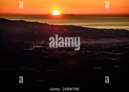 Sonnenaufgang über Velez-Malaga und das Mittelmeer gesehen vom Berg top Village von Comares, Axarquia, Malaga, Andalusien, Costa del Sol, Spanien Stockfoto