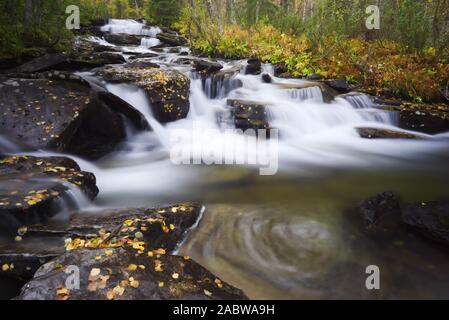 Langzeitbelichtung Foto eines Stroms im Herbst, Schweden Stockfoto