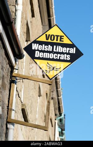 Das Heu, das auf Wye, Powys, Wales, Großbritannien - Freitag, 29. November 2019 - Wahl Banner für Waliser Liberalen Demokraten Kandidat Jane Dodds. Die Brecon und Radnorshire Wahlkreis zurück Jane Dodds als liberaler Demokrat MP zu einem By-Election früher im Jahr 2019 mit einer Mehrheit von 1.425 Stimmen statt. Foto Steven Mai/Alamy leben Nachrichten Stockfoto