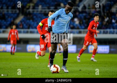 Ghanaischer Fußballspieler Emmanuel Okyere Boateng von Dalian Yifang F.C. hält den Ball in der 29. Runde der Chinese Football Association Super League (CSL) gegen Tianjin Tianhai in Tianjin, China, 27. November 2019. Tianjin Tianhai zerschnitten Dalian Yifang mit 5-1. Stockfoto