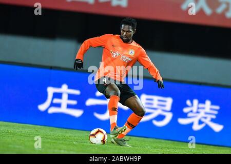 Senegalesischer Fußballspieler Makhete Diop von Peking Renhe F.C. die Kugel hält, während die 29. Runde der Chinese Football Association Super League (CSL) gegen Shanghai SIPG in Peking, China, 27. November 2019. Peking Renhe band das Spiel mit Shanghai SIPG mit 3-3. Stockfoto