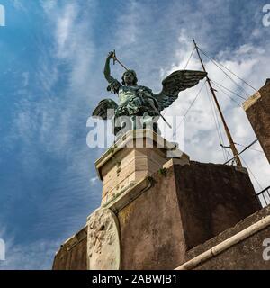 Skulptur von Engel in der Nähe von Victor Emmanuel II National Monument in Rom, Italien. Skulptur auf dem Hintergrund des blauen Himmels. Stockfoto