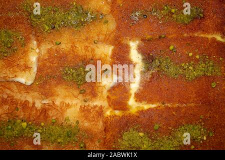 Traditionelle östliche Dessert kunafa. Blick von oben auf die arabische gemischte Käse kunafa Hintergrund. Konafa. Essen Hintergrund Stockfoto