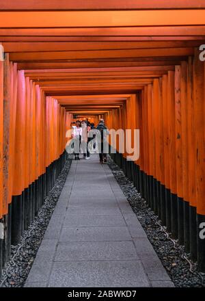 Touristen fotografieren in der ikonischen Fushimi Inari Schrein, das berühmteste Der inari Schreine mit den Tunnel von 10.000 torii Tore. Stockfoto