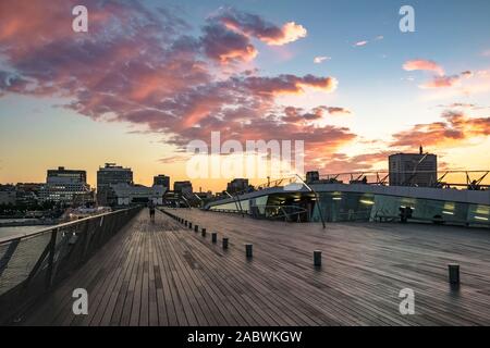 Sonnenuntergang an der Yokohama International Port Terminal - einzigartiges Stück japanische Infrastruktur entworfen von farshid Mussawi. Stockfoto