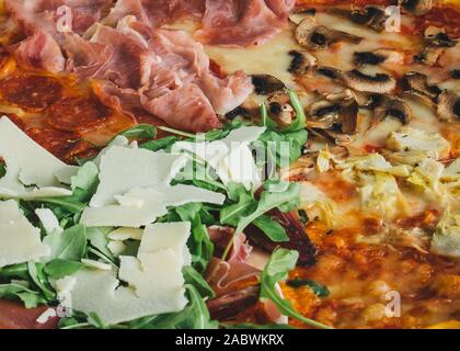 Close up gefüllte Italienisch. Pizza, leckere Zutaten: Schinken, Käse, Champignons, Rucola Stockfoto