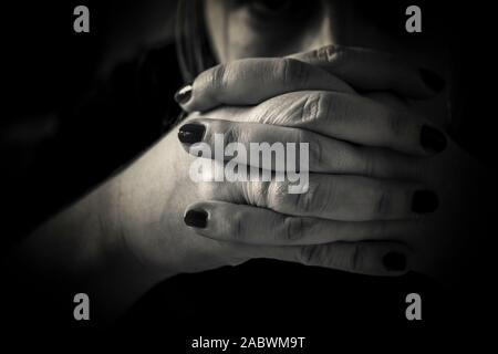 Eine Nahaufnahme der Frau Hände im Gebet in Schwarz und Weiß Stockfoto