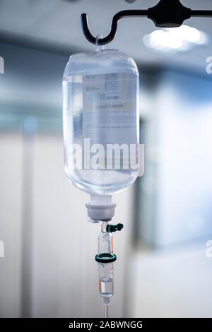 Kochsalzlösung Infusion Flüssigkeit für Infusion im Krankenhaus Hintergrund. Intravenöse Infusion Infusion Ausrüstung im Krankenhaus Stockfoto