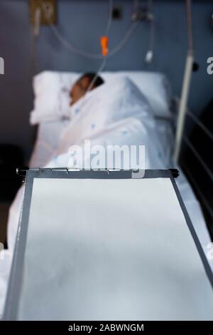 Älterer Mann plus Jahr alte Mann nach chirurgischen Eingriffen in einem Krankenhausbett. Stockfoto