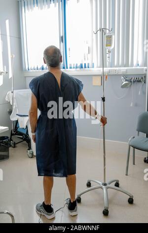 Älterer Mann plus Jahr alte Mann nach chirurgischen Eingriffen in einem Krankenhausbett. Stockfoto