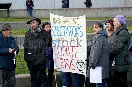 Edinburgh, Schottland, Großbritannien. 29 Nov, 2019. Eine Jugend led Klima Strike Rally außerhalb des schottischen Parlaments in Edinburgh Studenten, anspruchsvolle größere Aktion auf das Klima. Quelle: Craig Brown/Alamy leben Nachrichten Stockfoto