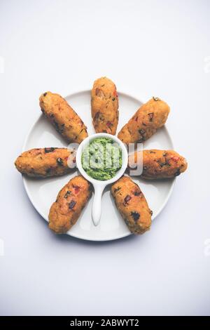Gemüse Poha Schnitzel oder abgeflachte Reispasteten serviert mit Tomatenketchup und grünem Chutney Stockfoto