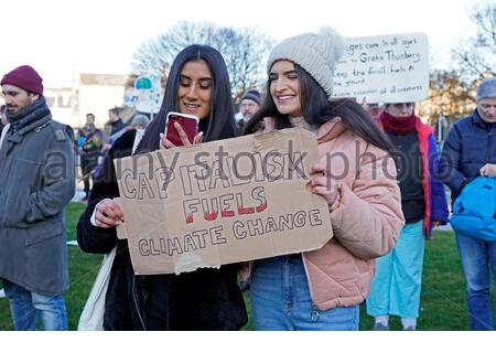 Edinburgh, Schottland, Großbritannien. 29 Nov, 2019. Eine Jugend led Klima Strike Rally außerhalb des schottischen Parlaments in Edinburgh Studenten, anspruchsvolle größere Aktion auf das Klima. Kapitalismus Brennstoffe Klimawandel Banner. Quelle: Craig Brown/Alamy leben Nachrichten Stockfoto