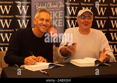 London, Großbritannien. 29. Nov 2019. Fußball Pandit Gary Lineker und Rundfunksprecher Danny Baker hat ihr Buch "hinter verschlossenen Türen", auf Ihre Nr. 1 podcast, bei Waterstone's in Leadenhall Markt heute. Credit: Anna Watson/Alamy leben Nachrichten Stockfoto