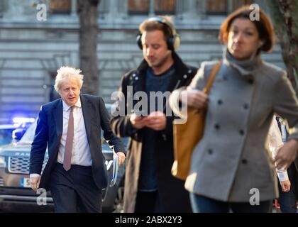 Premierminister Boris Johnson kommt an einem Handy-in mit Nick Ferrari an LBC in Central London, während auf der allgemeinen Wahlkampagne Trail. PA-Foto. Bild Datum: Freitag, November 29, 2019. Siehe PA Geschichte Politik Wahl. Photo Credit: Dominic Lipinski/PA-Kabel Stockfoto