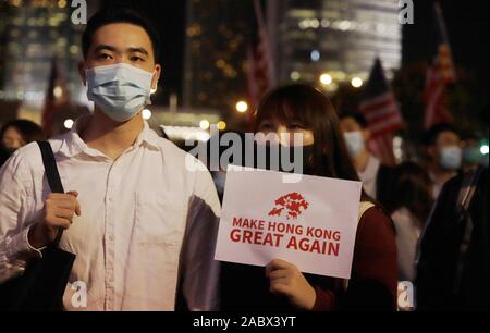 Hongkong, China. 28 Nov, 2019. Hunderttausend Bürger von Hongkong sammelte in der vergangenen Nacht in Hong Kong zu feiern Rechtsvorschriften von HONGKONG MENSCHENRECHTE & Demokratie offiziell unterzeichnet und von US-Präsident Donald Trump. Chinesische Kommunistische Partei geliefert wütend gegen die Gesetzgebung des HK Menschenrechte Bill es Kritik als "schwere Einmischung in die inneren Angelegenheiten Chinas". Nov-29, 2019 Hong Kong. ZUMA/Liau Chung-ren Credit: Liau Chung-ren/ZUMA Draht/Alamy Leben Nachrichten reagiert. Stockfoto