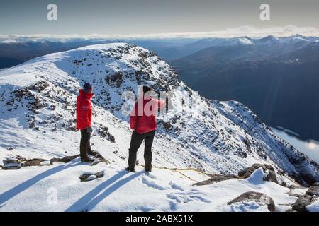 Bergsteiger auf der Munro, Slioch oben Loch Maree, Schottland, Großbritannien. Stockfoto