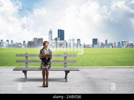 Junge Frau mit Buch öffnen auf Holz Stockfoto