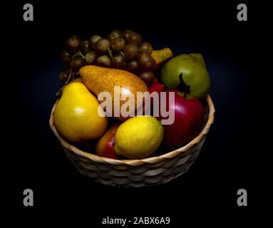Obst immer noch Leben. Äpfel, Birnen, Zitronen, Trauben. Gesunde Ernährung, Diät Konzept Stockfoto