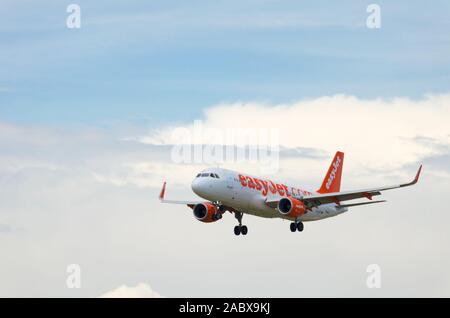 Barcelona, Spanien; 18. Mai 2019: Airbus A320 der Easyjet Europe Gesellschaft, Landung auf dem Flughafen El Prat in Barcelona Stockfoto