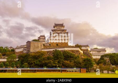 Sonnenaufgang Blick auf das Schloss Himeji, datiert 1333, in der Stadt Himeji, Hyogo Präfektur, Japan Stockfoto