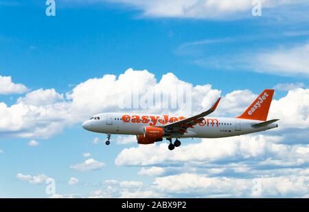 Barcelona, Spanien; 18. Mai 2019: Airbus A320 der Easyjet Europe Gesellschaft, Landung auf dem Flughafen El Prat in Barcelona Stockfoto