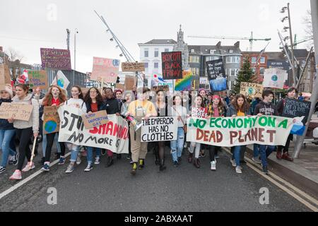 Die Stadt Cork, Cork, Irland. 29 Nov, 2019. Studenten, die an das globale Klima Streik, der in Cork, Irland.- Gutschrift gehalten wurde: David Creedon/Alamy leben Nachrichten Stockfoto