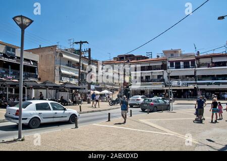 Neos Marmaras, Griechenland, 30. Mai 2019. Schöne und ruhige Küstenstraße und Annehmlichkeiten, die in der gleichen sind. Stockfoto